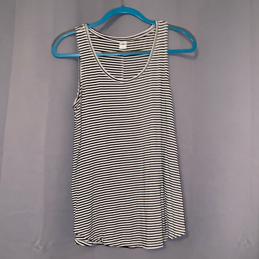Black and white tank top from old navy
